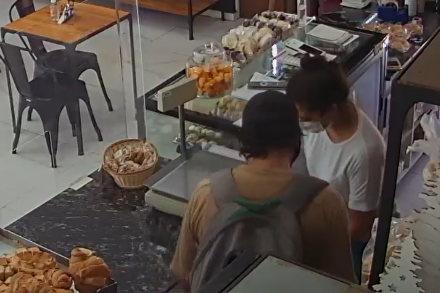 Panadería: Se hizo pasar por un cliente, amenazó a la empleada, robó y huyó